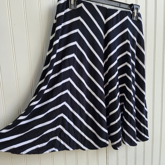 Max Studio Black White Chevron Stripe Skirt Knee Length Pull On Women's Sz M - Picture 3 of 8